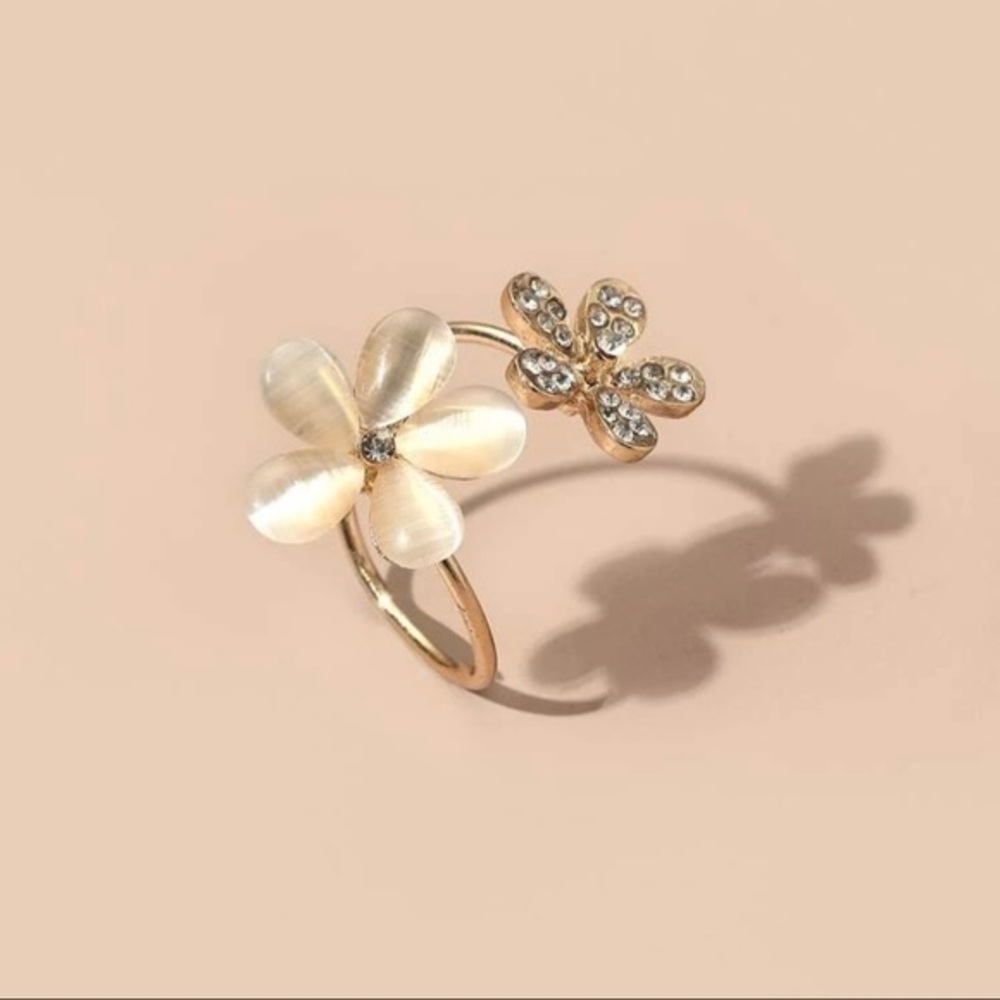3/$30 💛 Rhinestone Flower Cuff Ring - Picture 2 of 3